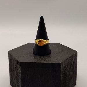 " Anillo Sello Redondo con Circonita Roja, Ideal para Meñique en Oro de 18K"