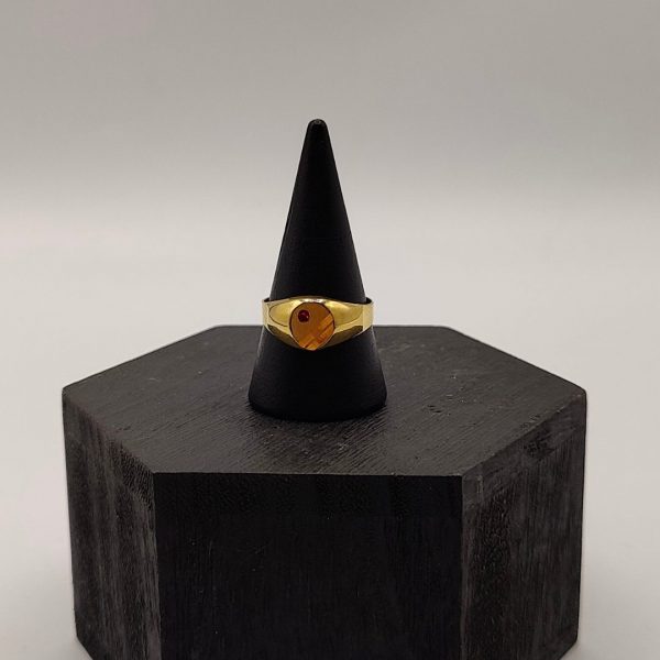 " Anillo Sello Redondo con Circonita Roja, Ideal para Meñique en Oro de 18K"