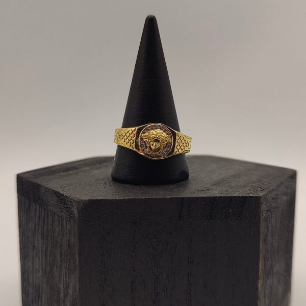 Anillo Sello con Cara de Medusa y Circonitas, Detalles Grabados en los Lados en Oro de 18K