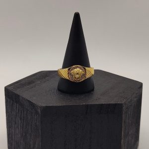 Anillo Sello con Cara de Medusa y Circonitas, Detalles Grabados en los Lados en Oro de 18K