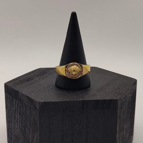 Anillo Sello con Cara de Medusa y Circonitas, Detalles Grabados en los Lados en Oro de 18K