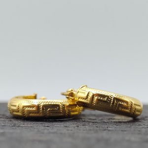 " Pendiente aro redondeado estilo Versace de 12 mm de diámetro en oro de 18k"