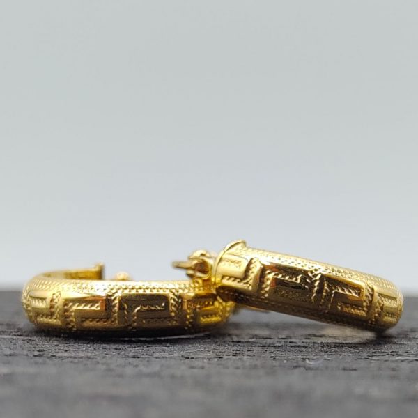 " Pendiente aro redondeado estilo Versace de 12 mm de diámetro en oro de 18k"