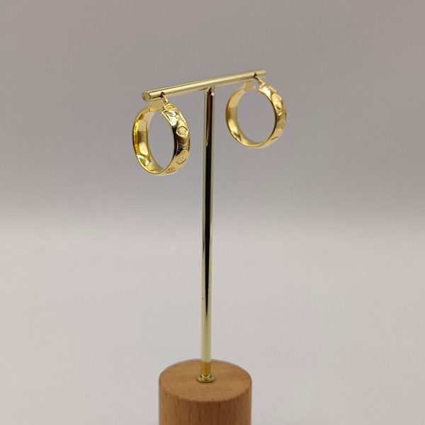 Pendiente aro con dibujos grabados combinando mate y brillo en oro de 18k