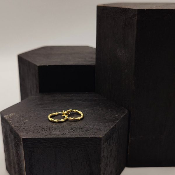 Pendiente Mini Aro Rizado con Textura de Oro 18K