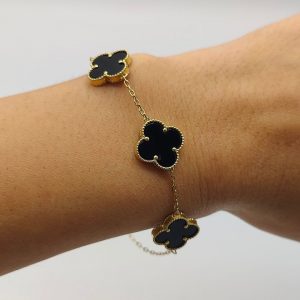 Pulsera de Tres Flores de Ónix Negro Estilo Van Cleef con Cadena Tipo Rolo de Oro de 18K