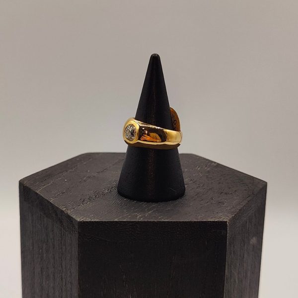 Anillo Solitario en Oro 18K con Diamante