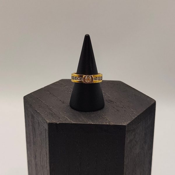 Anillo Solitario con Diamantes en los Costados en Oro 18K