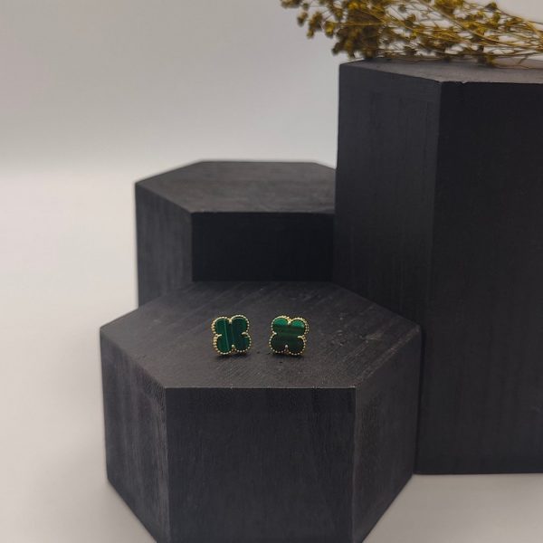 " Pendiente flor estilo Van Cleef con esmeralda bruta y oro de 18k"