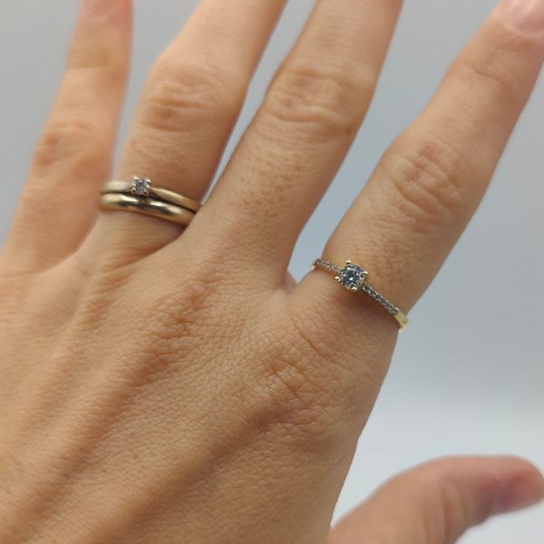 Anillo Solitario con Circonita y Mini Circonitas al Rededor en Oro de 18K