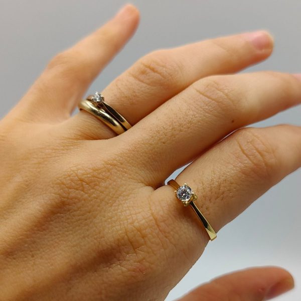 Anillo Solitario con Circonita en Oro de 18K