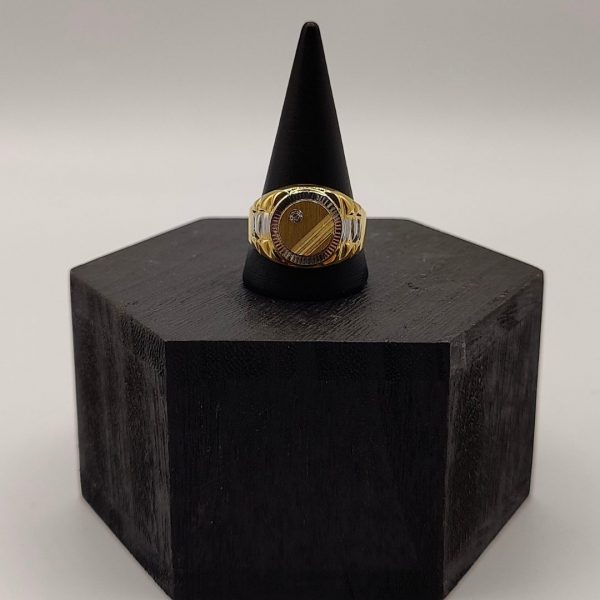 " Anillo Sello Redondo con Circonita y Detalles en Oro Blanco y Estilo Correa en los Laterales en Oro de 18K"