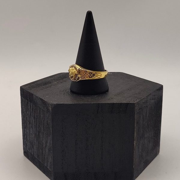 Anillo Sello con Cara de Medusa y Circonitas, Detalles Grabados en los Lados en Oro de 18K