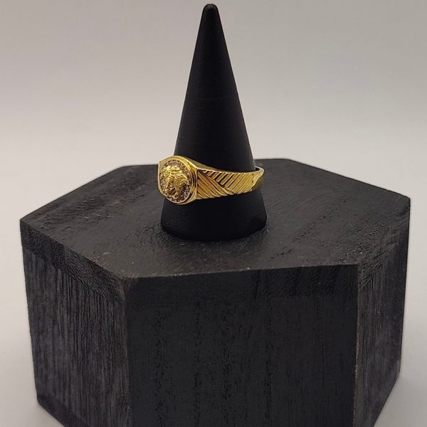 Anillo Sello con Cara de Medusa y Circonitas, Detalles Grabados en los Lados en Oro de 18K