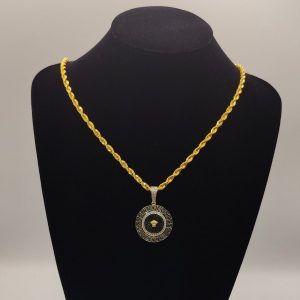 Colgante Versace con circonitas, diseño trocado y esmaltado negro con la cara de Medusa en el centro, en oro de 18k