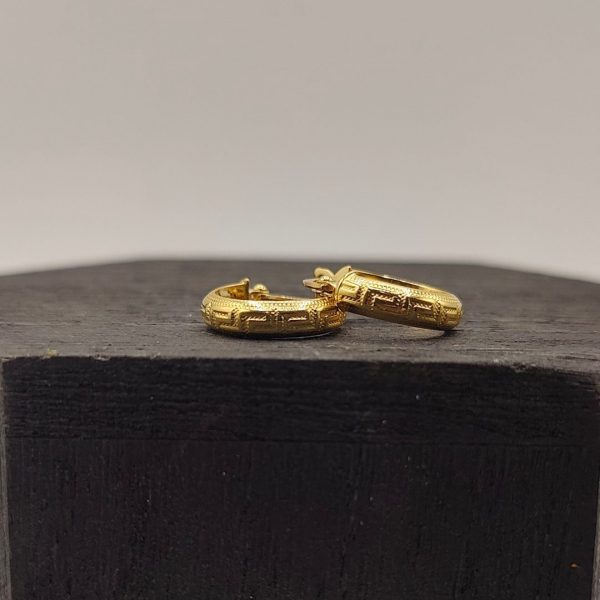 " Pendiente aro redondeado estilo Versace de 12 mm de diámetro en oro de 18k"