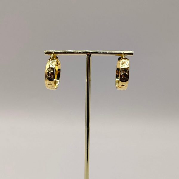 Pendiente aro con dibujos grabados combinando mate y brillo en oro de 18k