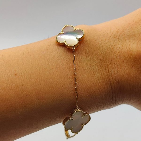 Pulsera de Tres Flores de nácar Estilo Van Cleef con Cadena Tipo Rolo de Oro de 18K
