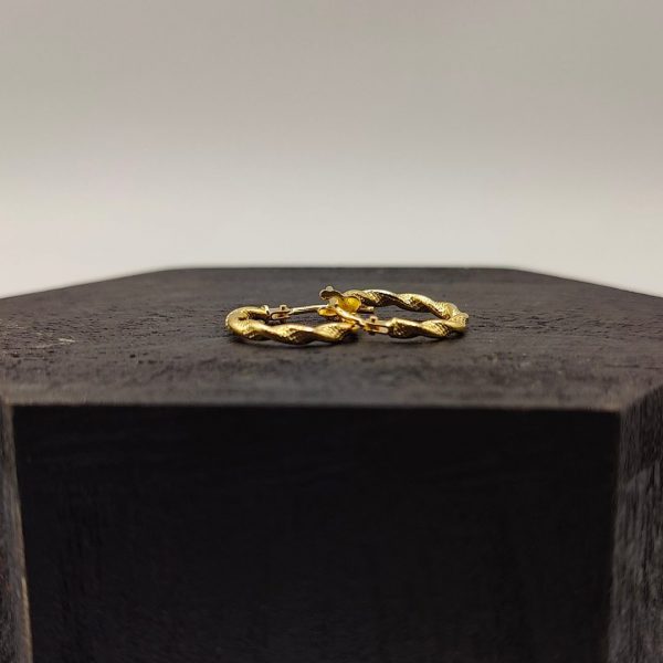 Pendiente Mini Aro Rizado con Textura de Oro 18K