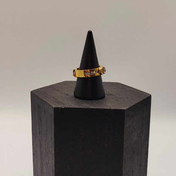 Anillo Solitario con Diamantes en los Costados en Oro 18K