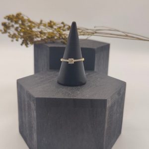 Anillo Solitario con Circonita y Mini Circonitas al Rededor en Oro de 18K
