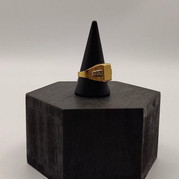 Anillo Sello con Detalles de Oro Blanco en los Laterales en Oro de 18K