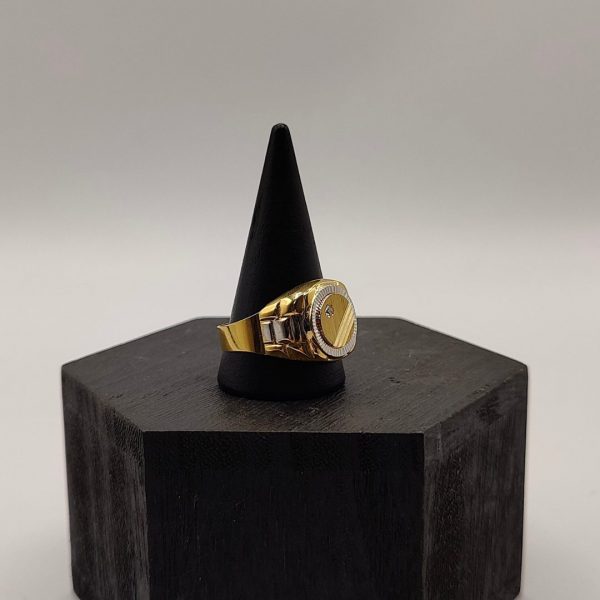 " Anillo Sello Redondo con Circonita y Detalles en Oro Blanco y Estilo Correa en los Laterales en Oro de 18K"