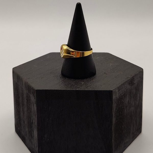 " Anillo Sello Redondo con Circonita Roja, Ideal para Meñique en Oro de 18K"