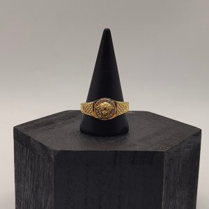 Anillo Sello con Cara de Medusa y Circonitas, Detalles Grabados en los Lados en Oro de 18K
