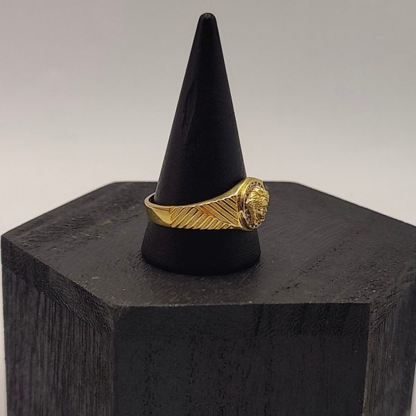 Anillo Sello con Cara de Medusa y Circonitas, Detalles Grabados en los Lados en Oro de 18K