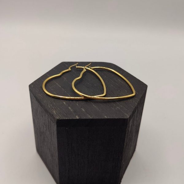 Pendiente aro en forma de corazón en oro de 18k