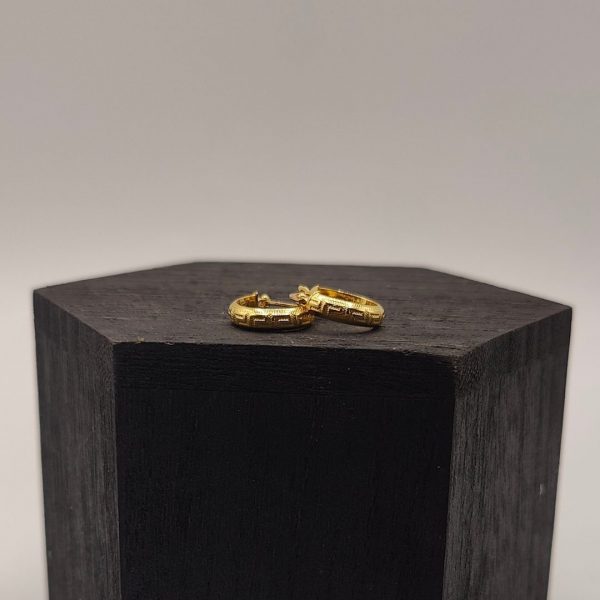 " Pendiente aro redondeado estilo Versace de 12 mm de diámetro en oro de 18k"