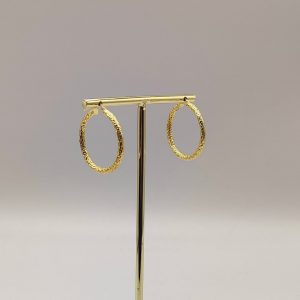 " Pendiente aro con textura en plata chapada en oro y cierre hippy"