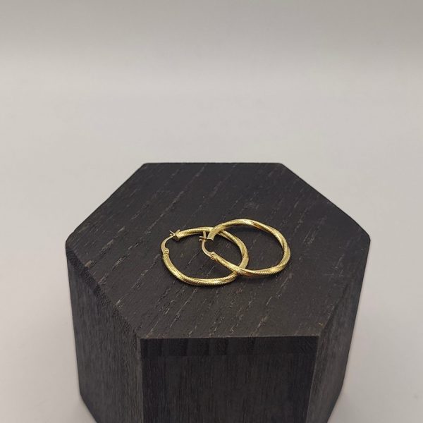 Pendiente aro rizado con textura combinando mate y brillo de 25 mm de diámetro en oro de 18k