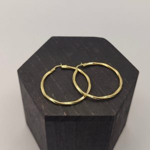 Pendiente aro rizado con textura combinando mate y brillo de 37 mm de diámetro en oro de 18k