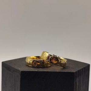 Pendiente aro con dibujos grabados combinando mate y brillo en oro de 18k