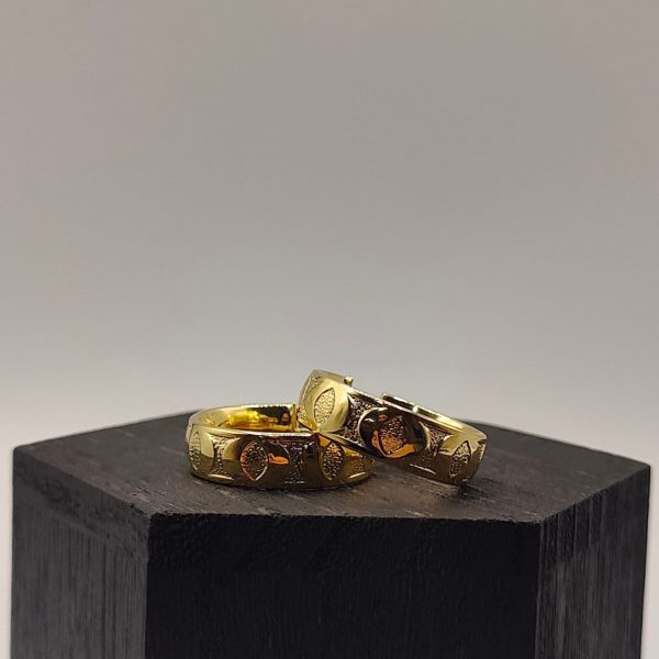 Pendiente aro con dibujos grabados combinando mate y brillo en oro de 18k