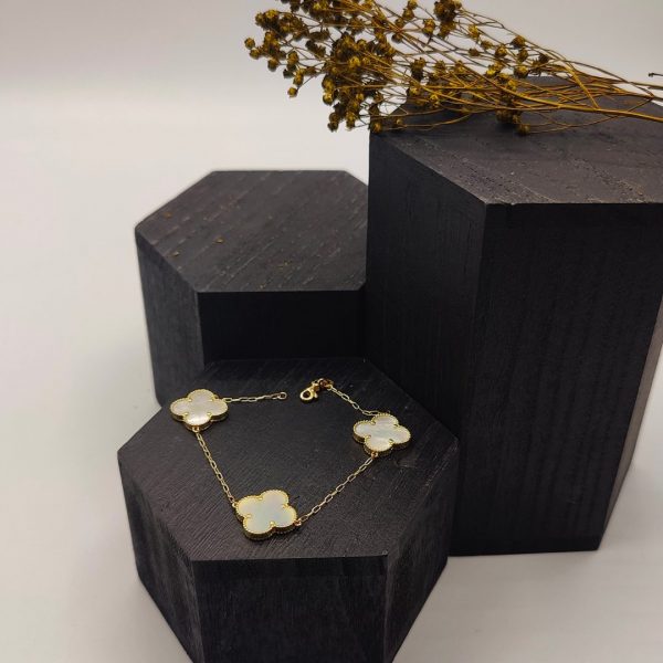 Pulsera de Tres Flores de nácar Estilo Van Cleef con Cadena Tipo Rolo de Oro de 18K