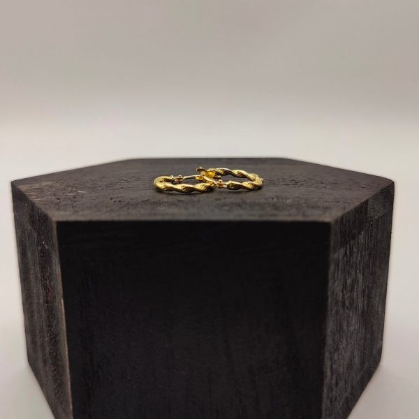 Pendiente Mini Aro Rizado con Textura de Oro 18K