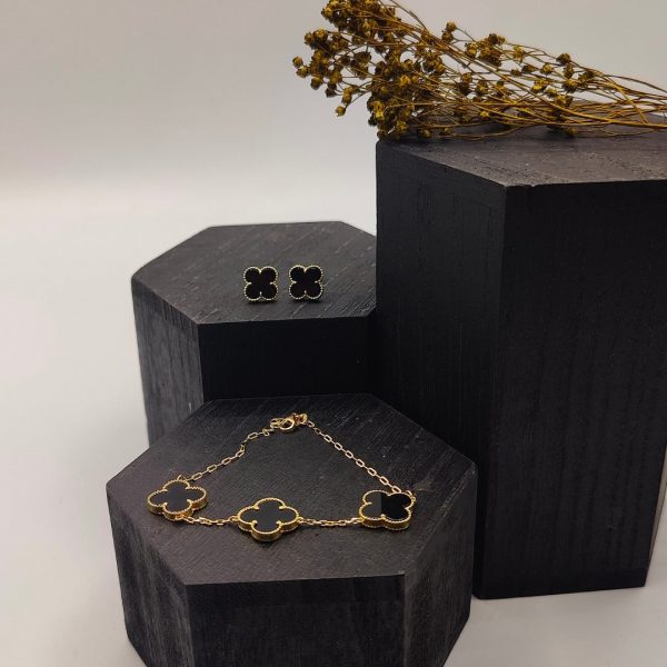 Pendiente flor estilo Van Cleef con ónix negro y oro de 18k