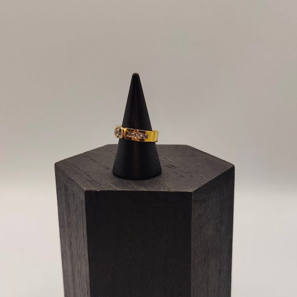Anillo Solitario con Diamantes en los Costados en Oro 18K