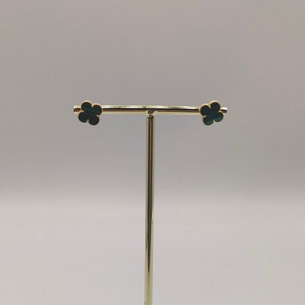 " Pendiente flor estilo Van Cleef con esmeralda bruta y oro de 18k"