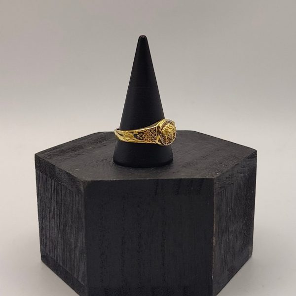Anillo Sello con Cara de Medusa y Circonitas, Detalles Grabados en los Lados en Oro de 18K