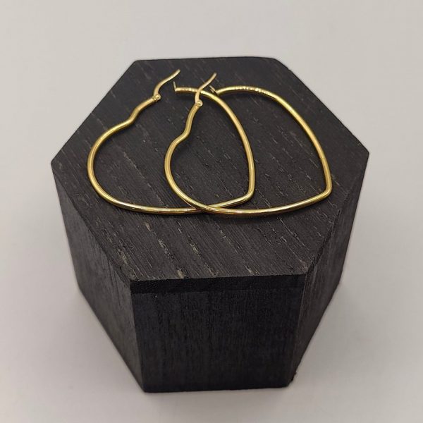 Pendiente aro en forma de corazón en oro de 18k
