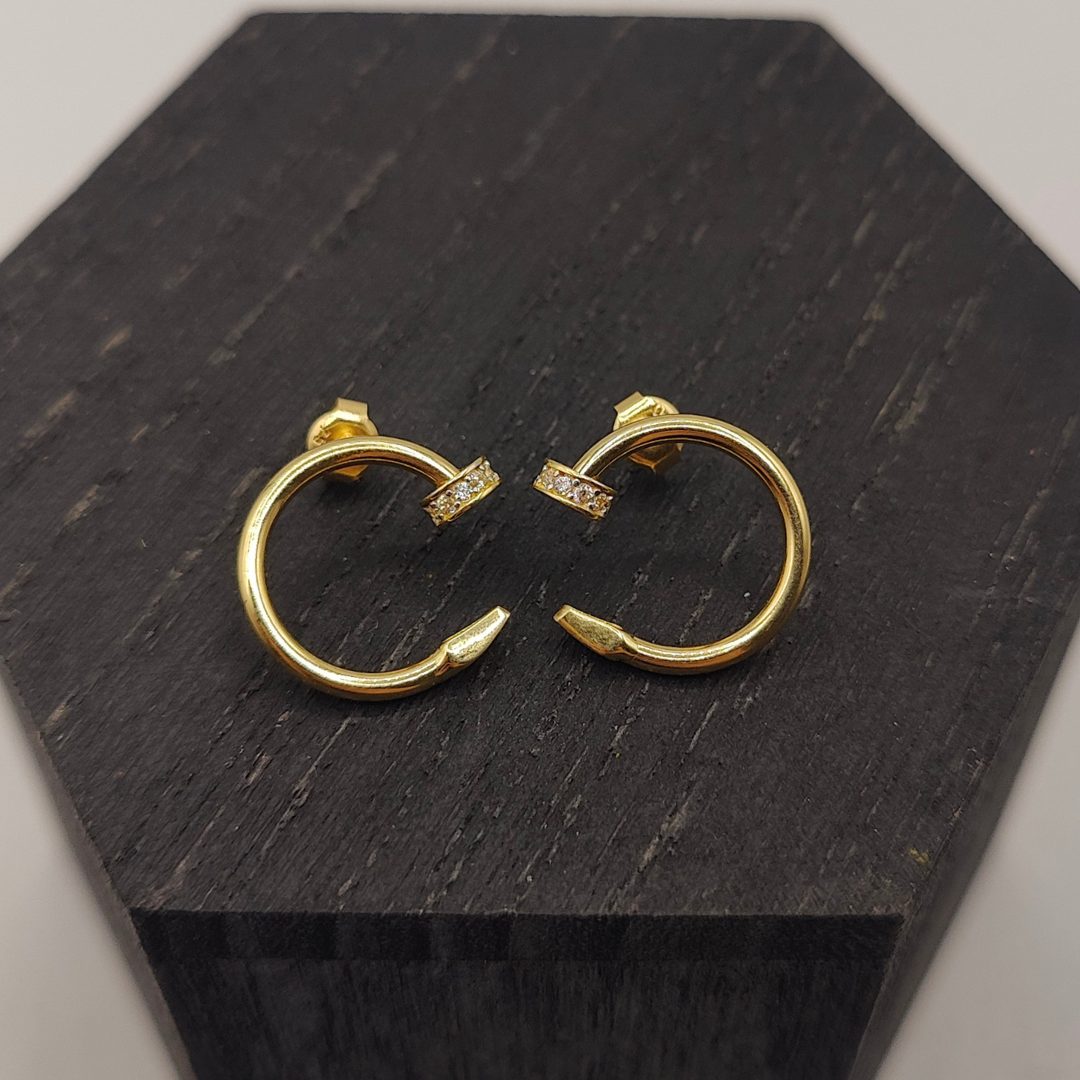 Pendiente aro clavo con circonitas estilo Cartier en oro de 18k