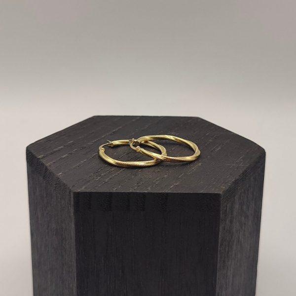 Pendiente aro rizado con textura combinando mate y brillo de 25 mm de diámetro en oro de 18k