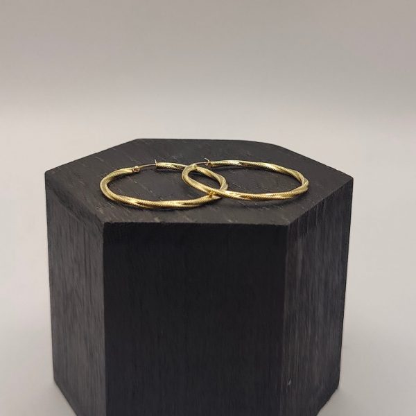 Pendiente aro rizado con textura combinando mate y brillo de 37 mm de diámetro en oro de 18k