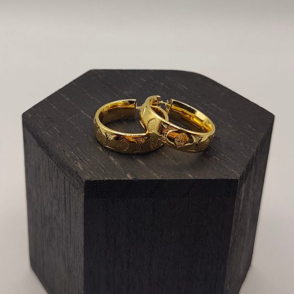Pendiente aro con dibujos grabados combinando mate y brillo en oro de 18k