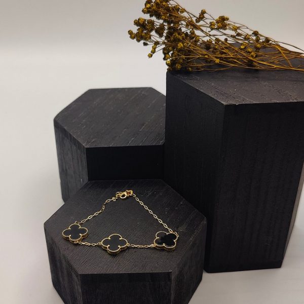 Pulsera de Tres Flores de Ónix Negro Estilo Van Cleef con Cadena Tipo Rolo de Oro de 18K