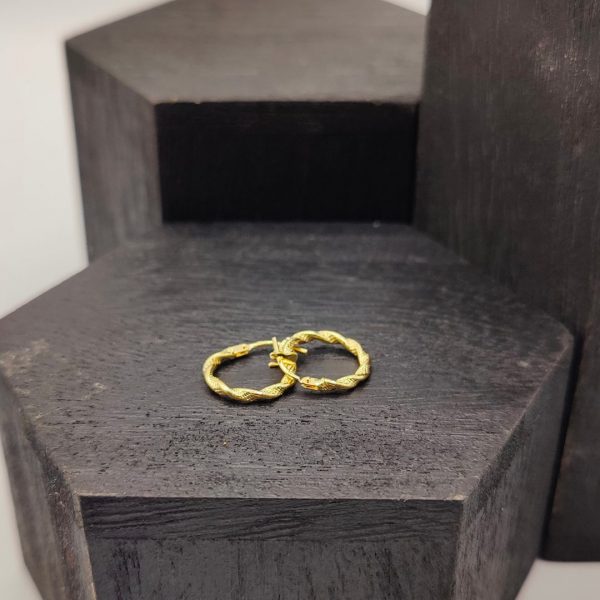 Pendiente Mini Aro Rizado con Textura de Oro 18K